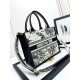 Replica Borsa tote Dior piccola/media Oblique ricamata con stampa animalier bianca Imitazioni perfette Outlet