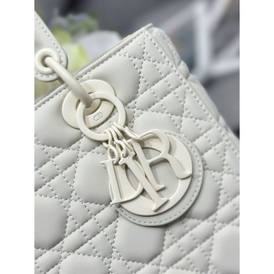 Replica Borsa a mano Dior Lady Dior Media opaca Cannage con patta bianca Imitazioni perfette Outlet
