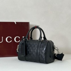Premio Repliche Borsa da viaggio piccola Gucci GG Emblem da uomo 855789 Nero Imitazione Outlet Online