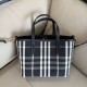Premio Repliche Borsa tote Burberry Mini Reversible Bloomsbury Check nera/Blu Imitazione Outlet Online