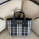 Premio Repliche Borsa tote Burberry Mini Reversible Bloomsbury Check nera/Blu Imitazione Outlet Online