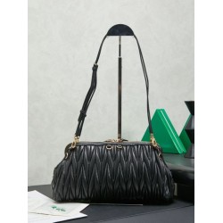 Repliche Pochette Miu Miu Caprice trapuntata nappa 5BF130 Nero Falso online Replica Premium Pochette Miu Miu Caprice trapuntata nappa 5BF130 Nero Imitazione Outlet