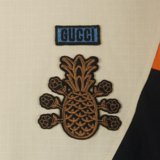 Perfetto Replica Giacca Gucci con cappuccio e tasca con cerniera ricamata Imitazione Outlet