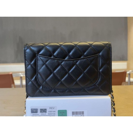 Replica Portafoglio Chanel trapuntato in caviale perlato con catena Woc Nero False Fatte Bene