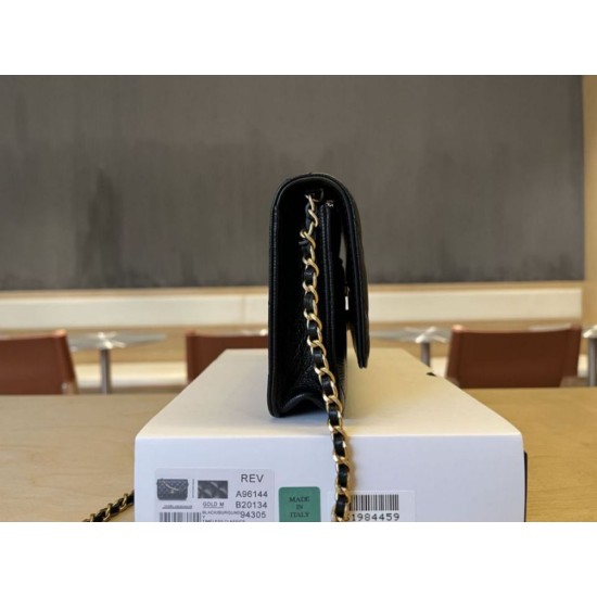 Replica Portafoglio Chanel trapuntato in caviale perlato con catena Woc Nero False Fatte Bene