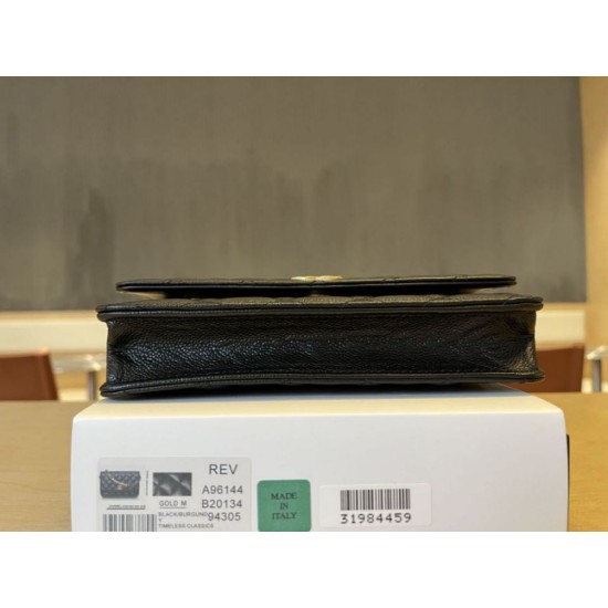 Replica Portafoglio Chanel trapuntato in caviale perlato con catena Woc Nero False Fatte Bene