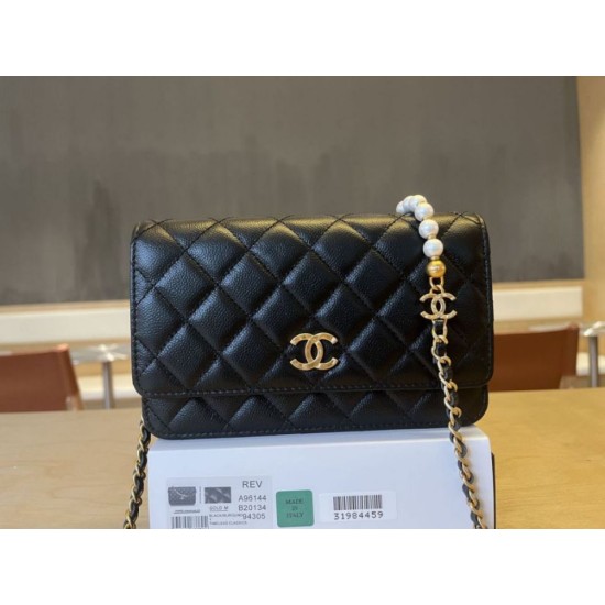 Replica Portafoglio Chanel trapuntato in caviale perlato con catena Woc Nero False Fatte Bene
