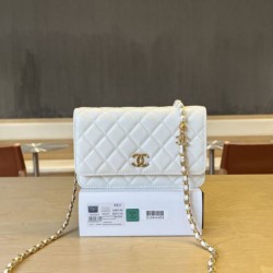 Replica Portafoglio Chanel trapuntato in caviale perlato con catena Woc Bianco False Fatte Bene