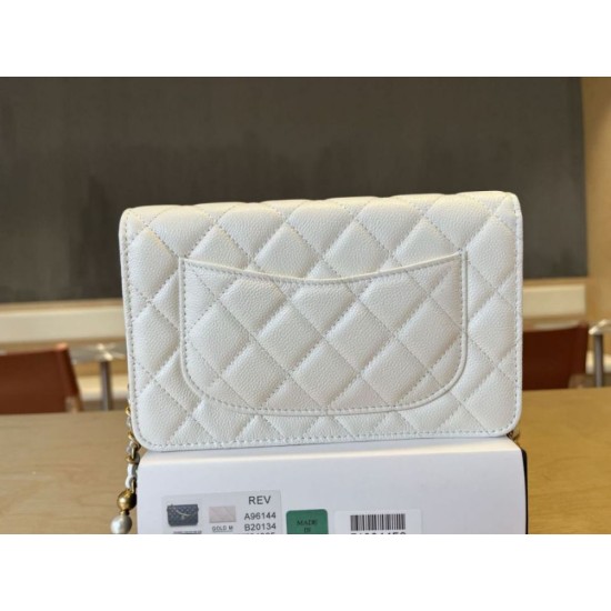 Replica Portafoglio Chanel trapuntato in caviale perlato con catena Woc Bianco False Fatte Bene