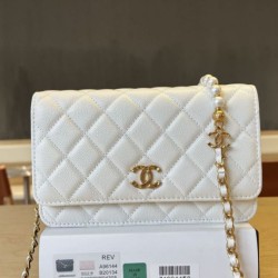 Replica Portafoglio Chanel trapuntato in caviale perlato con catena Woc Bianco False Fatte Bene