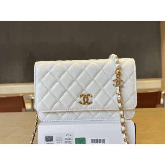 Replica Portafoglio Chanel trapuntato in caviale perlato con catena Woc Bianco False Fatte Bene