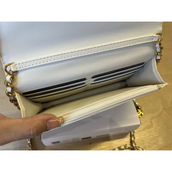 Replica Portafoglio Chanel trapuntato in caviale perlato con catena Woc Bianco False Fatte Bene