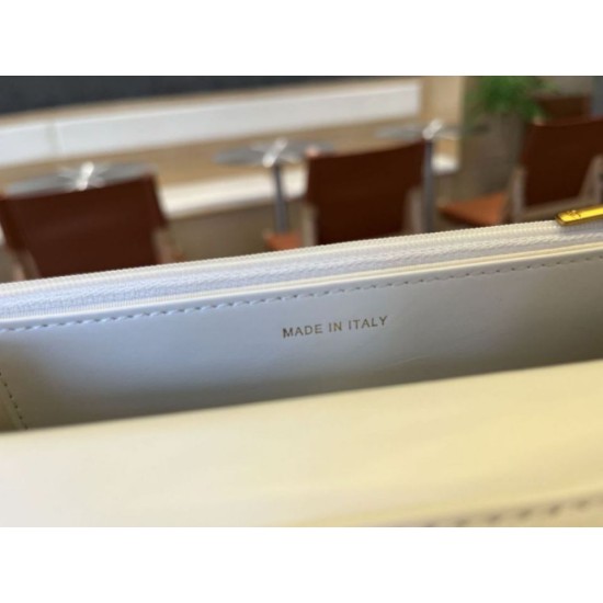 Replica Portafoglio Chanel trapuntato in caviale perlato con catena Woc Bianco False Fatte Bene