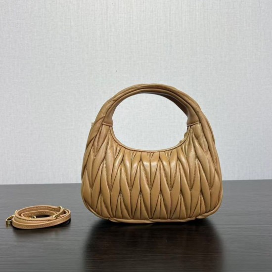 Replica Borsa hobo mini/piccolo Miu Miu Wander Matelasse Marrone False Fatte Bene