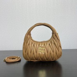 Replica Borsa hobo mini/piccolo Miu Miu Wander Matelasse Marrone False Fatte Bene