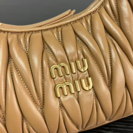 Replica Borsa hobo mini/piccolo Miu Miu Wander Matelasse Marrone False Fatte Bene