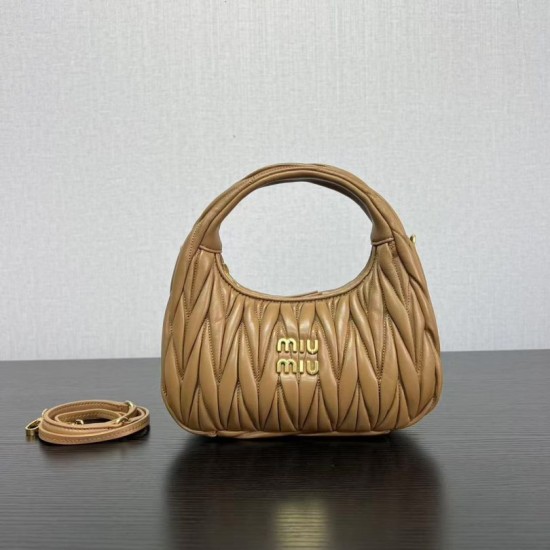 Replica Borsa hobo mini/piccolo Miu Miu Wander Matelasse Marrone False Fatte Bene