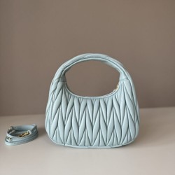 Replica Borsa hobo mini/piccolo Miu Miu Wander Matelasse Blu False Fatte Bene