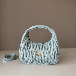 Replica Borsa hobo mini/piccolo Miu Miu Wander Matelasse Blu False Fatte Bene