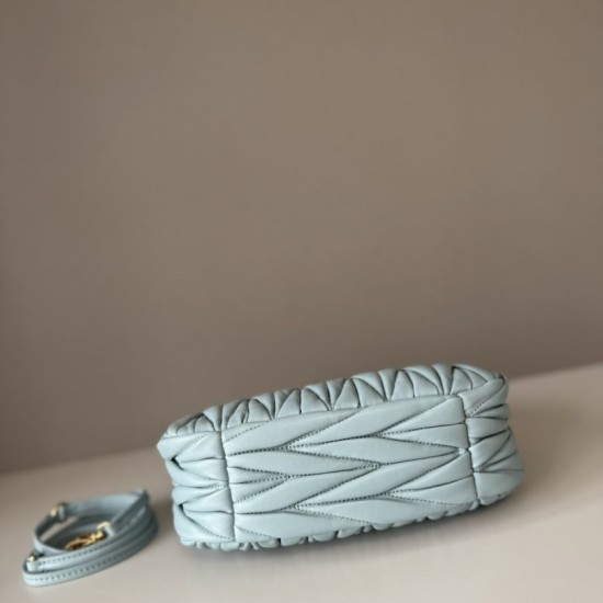 Replica Borsa hobo mini/piccolo Miu Miu Wander Matelasse Blu False Fatte Bene