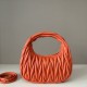 Replica Borsa hobo mini/piccolo Miu Miu Wander Matelasse Arancia False Fatte Bene