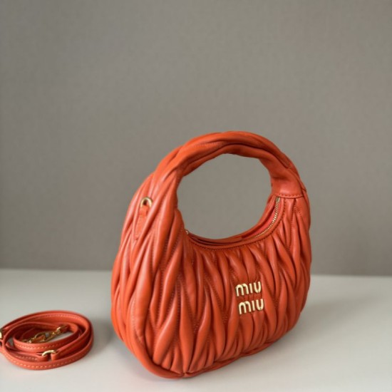 Replica Borsa hobo mini/piccolo Miu Miu Wander Matelasse Arancia False Fatte Bene