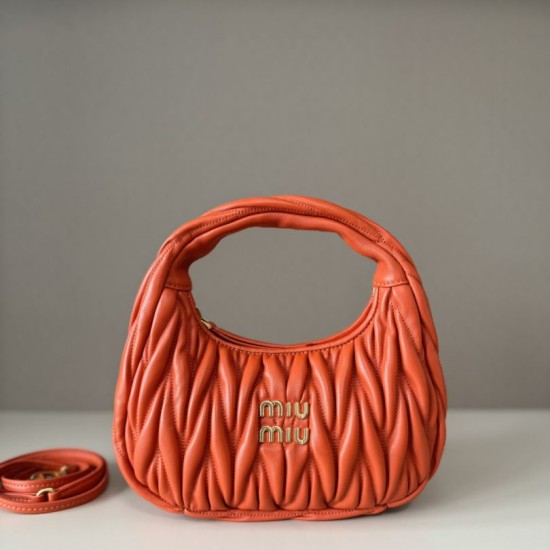Replica Borsa hobo mini/piccolo Miu Miu Wander Matelasse Arancia False Fatte Bene