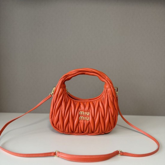 Replica Borsa hobo mini/piccolo Miu Miu Wander Matelasse Arancia False Fatte Bene