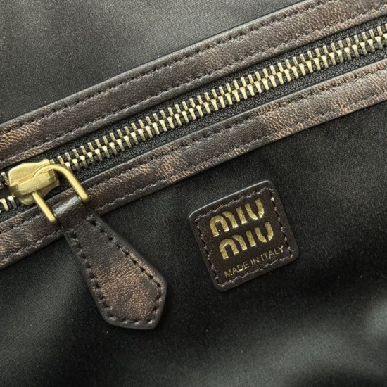 Replica Borse a tracolla Miu Miu Pocket con manico superiore Caffè False Fatte Bene