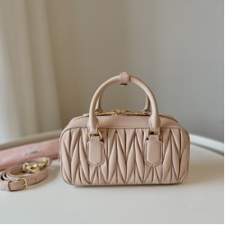 Replica Borsa a mano Miu Miu Arcadie Matelassé Nappa 5BB142 marrone False Fatte Bene