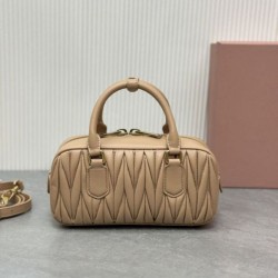 Replica Borsa a mano Miu Miu Arcadie Matelassé Nappa 5BB142 marrone False Fatte Bene