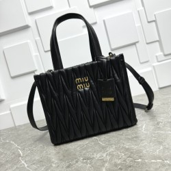 Replica Borsa tote Miu Miu in pelle nappa trapuntata nera Fallate Outlet Online