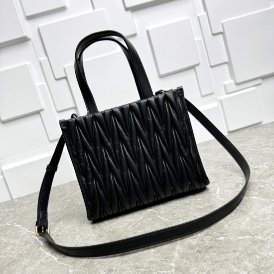 Replica Borsa tote Miu Miu in pelle nappa trapuntata nera Fallate Outlet Online