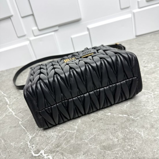Replica Borsa tote Miu Miu in pelle nappa trapuntata nera Fallate Outlet Online