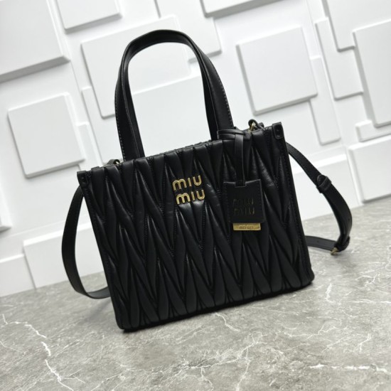 Replica Borsa tote Miu Miu in pelle nappa trapuntata nera Fallate Outlet Online
