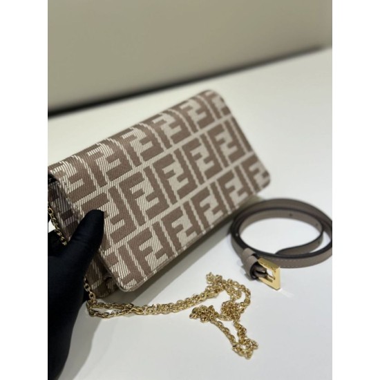 Perfetto Replica Portafoglio Fendi con catena, modello Baguette in tessuto jacquard FF marrone Imitazione Outlet
