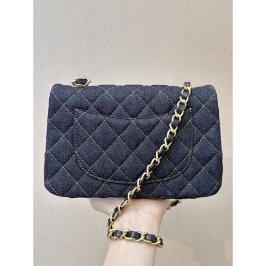 Replica Borsa a tracolla Chanel mini flap denim trapuntato A69900 blu Falso Non Originali Replica Borsa a tracolla Chanel mini flap denim trapuntato A69900 blu Imitazione fallate Outlet