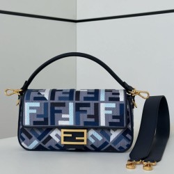 Premio Replica Borsa a tracolla classica Fendi Baguette FF ricamato Blu Imitazione Outlet