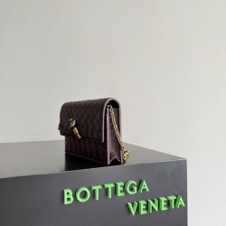 Replica Borsa a tracolla Andiamo di Bottega Veneta su catena Borgogna Fallate Online