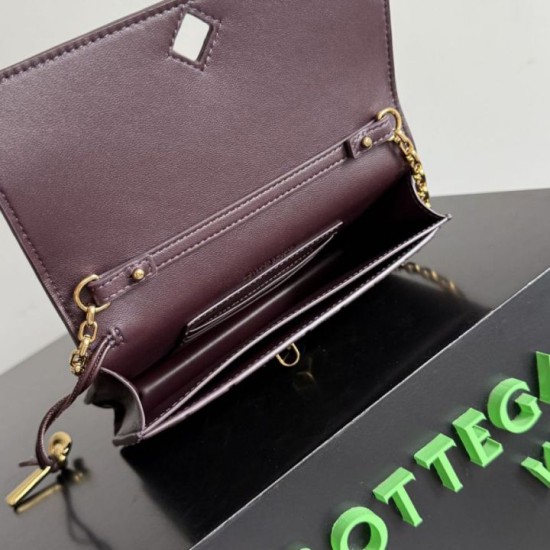 Replica Borsa a tracolla Andiamo di Bottega Veneta su catena Borgogna Fallate Online