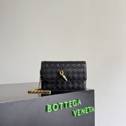 Replica Borsa a tracolla Andiamo di Bottega Veneta su catena Nero Fallate Online
