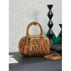 Qualità superiore Replica Borsa tote Miu Miu Arcadie nappa trapuntata 5BB123 marrone Imitazione Outlet