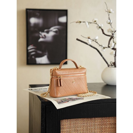 Perfette Replica Chanel 26P Beauty case sottile con manico superiore trapuntato e catena AP5100 Marrone Imitazione Outlet