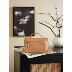 Perfette Replica Chanel 26P Beauty case sottile con manico superiore trapuntato e catena AP5100 Marrone Imitazione Outlet