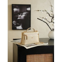 Perfette Replica Chanel 26P Beauty case sottile con manico superiore trapuntato e catena AP5100 Beige Imitazione Outlet