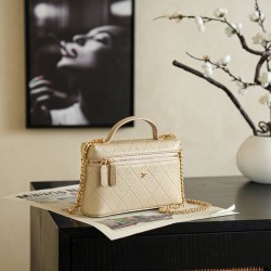 Perfette Replica Chanel 26P Beauty case sottile con manico superiore trapuntato e catena AP5100 Beige Imitazione Outlet