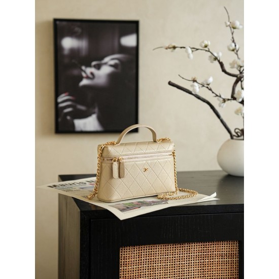 Perfette Replica Chanel 26P Beauty case sottile con manico superiore trapuntato e catena AP5100 Beige Imitazione Outlet