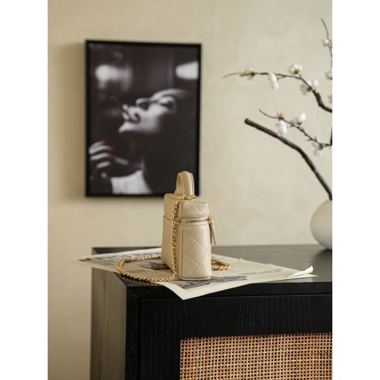 Perfette Replica Chanel 26P Beauty case sottile con manico superiore trapuntato e catena AP5100 Beige Imitazione Outlet