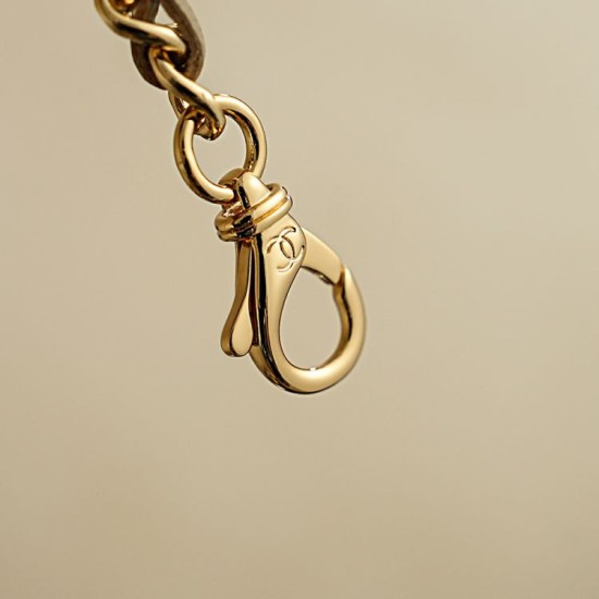 Perfette Replica Chanel 26P Beauty case sottile con manico superiore trapuntato e catena AP5100 Beige Imitazione Outlet
