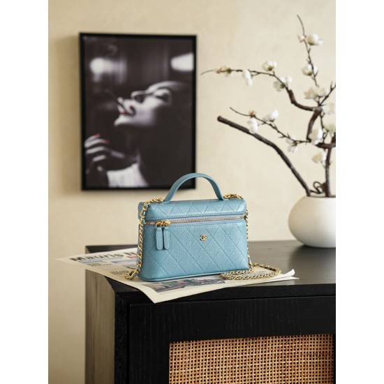 Perfette Replica Chanel 26P Beauty case sottile con manico superiore trapuntato e catena AP5100 Blu Imitazione Outlet